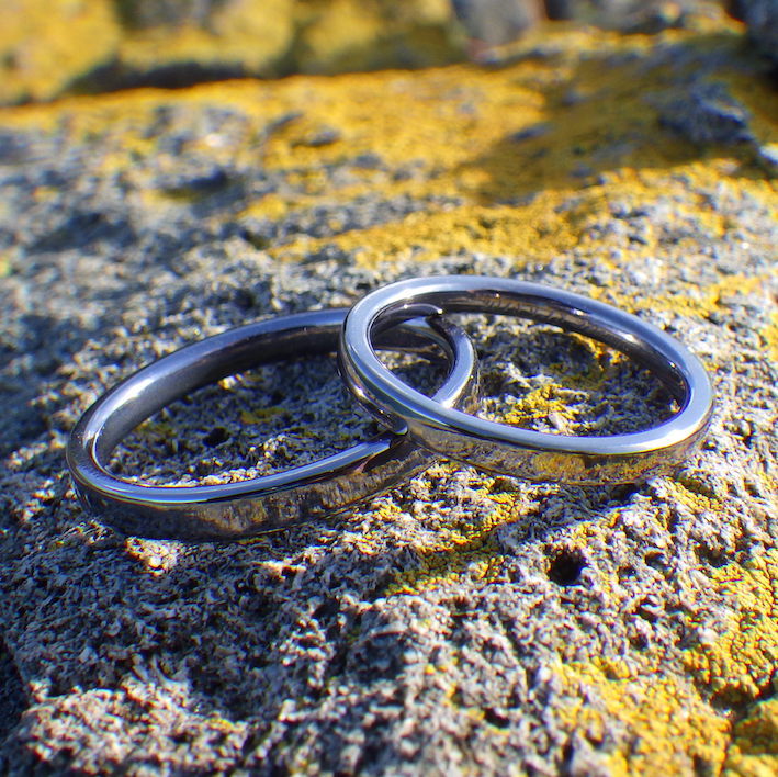 冷間鍛造による張りのある質感・タンタルの結婚指輪　Tantalum Rings