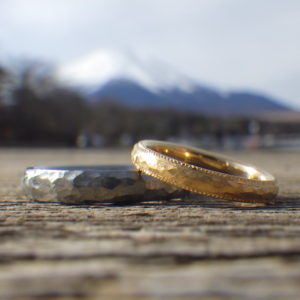 荒らし鎚目とミルの美しい雰囲気・ハフニウムとイエローゴールドの結婚指輪　Hafnium & Yellow Gold Rings