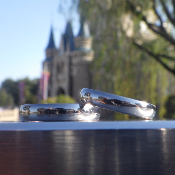 美しく世界を映し込む鏡面・タンタルの結婚指輪　Tantalum Rings