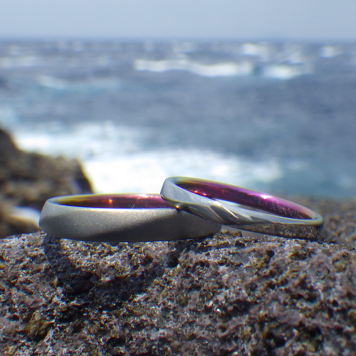 お揃いの鮮やかな発色・ジルコニウムの結婚指輪　Zirconium Rings