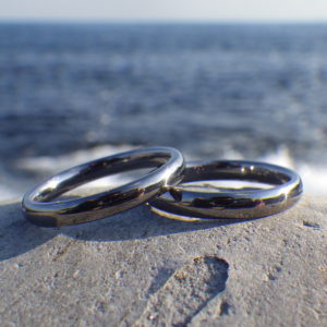 金属アレルギーでも、お二人で仲良く着けられるタンタルの結婚指輪
