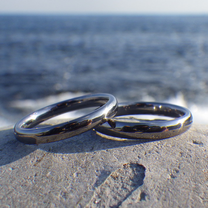 金属アレルギーでも、お二人で仲良く着けられるタンタルの結婚指輪