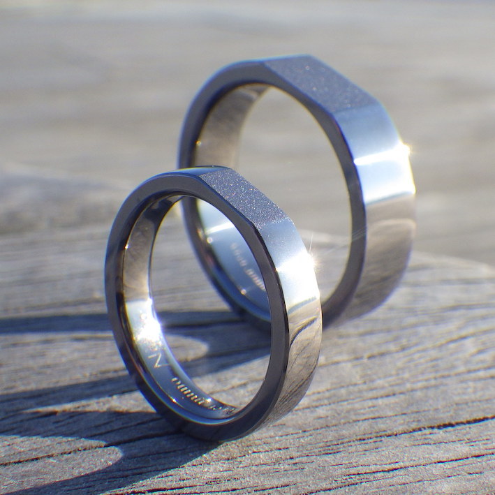 黄金矩形を削り出したデザイン・タンタルの結婚指輪
