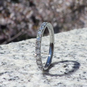 ハーフエタニティセッティングのダイヤモンドリング　Hafnium Ring