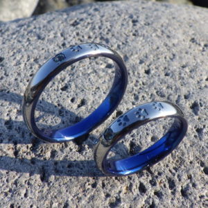 アレキサンドライトとクマの足跡のデザイン・ハフニウムの結婚指輪　Hafnium Rings