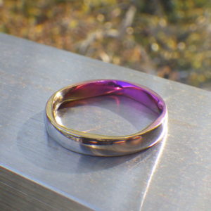 ニオブの美しい陽極酸化発色を活かした結婚指輪　Niobium Ring