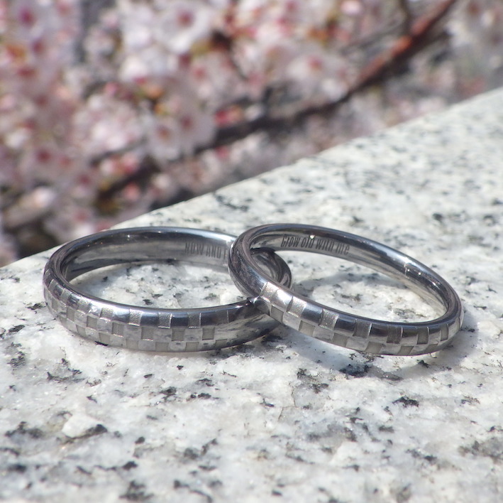 チェッカーフラッグのレーザー彫刻・タンタルの結婚指輪　Tantalum Rings