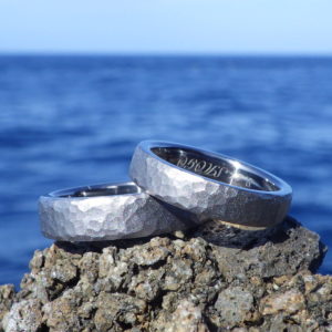 黒くて重量感のある渋いレアメタル・タンタルの結婚指輪　Tantalum Rings