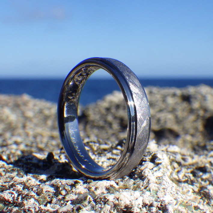 様々な表情を見せるタンタルの素材の美しさ　Tantalum Ring