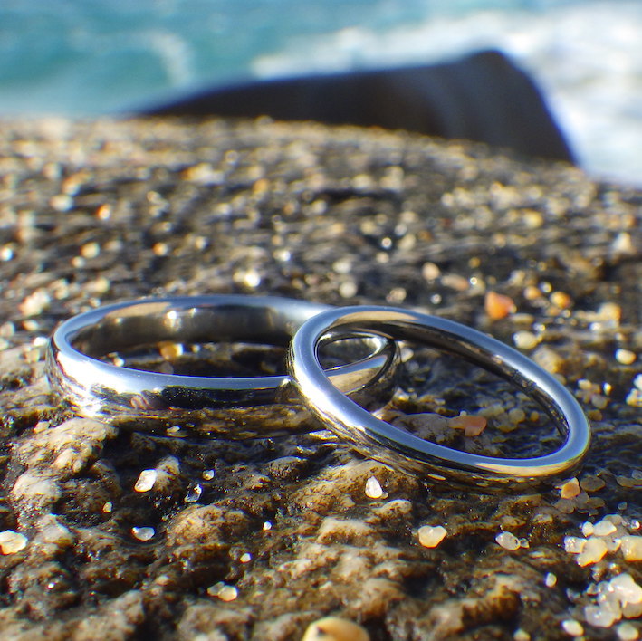 最高の素材で品の良いシンプルなデザイン・ハフニウムの結婚指輪　Hafnium Rings