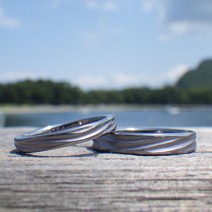 ２つのリングでつながる波の彫刻・タンタルの結婚指輪　Tantalum Rings