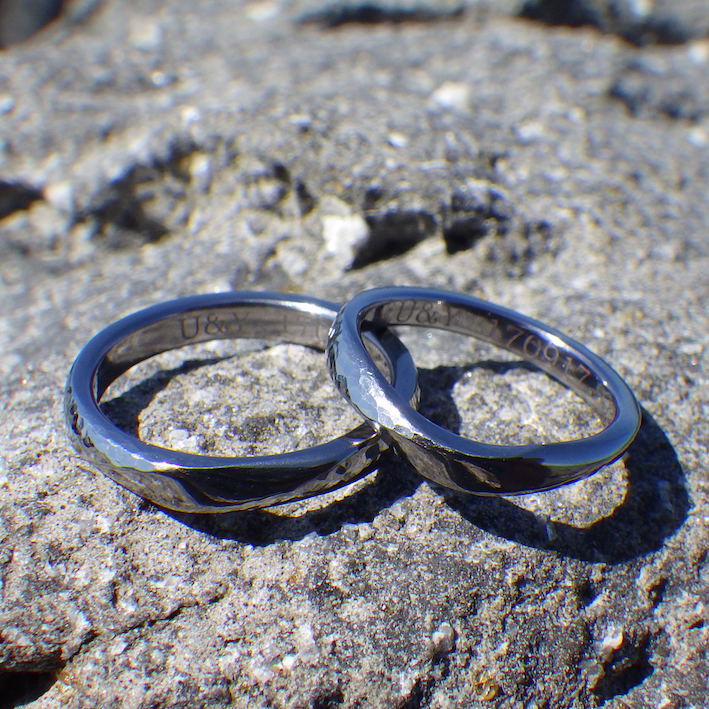 鎚目と鏡面研磨の美しいコントラスト・タンタルの結婚指輪　Tantalum Rings