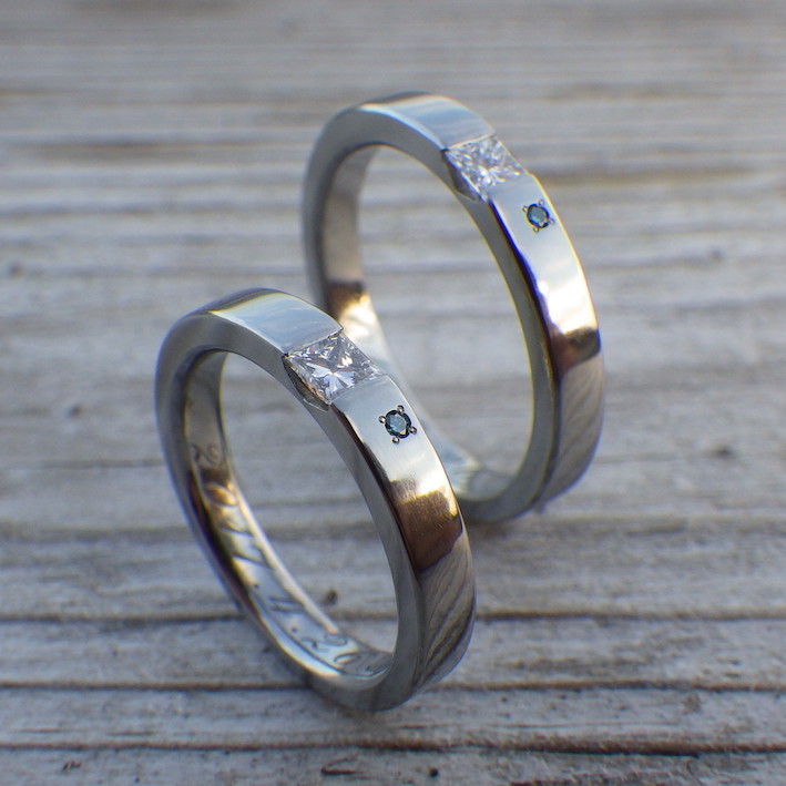 プリンセスハグセッティングのハフニウムの結婚指輪　Hafnium Rings