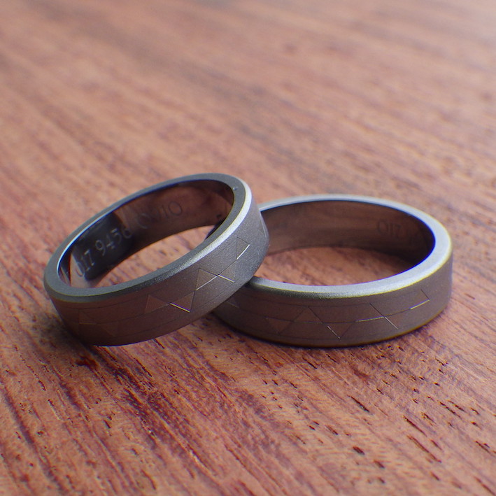 幾何学模様を彫刻・タンタルの結婚指輪　Tantalum Rings