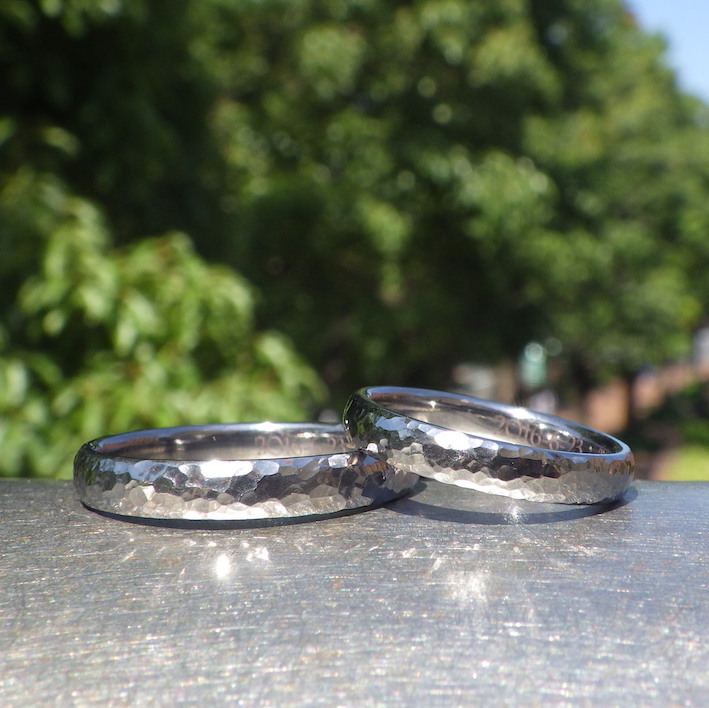 光をばらまいたような鎚目仕上げ・タンタルの結婚指輪　Tantalum Rings