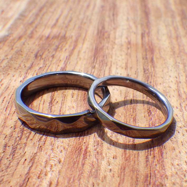 多面体のデザインを削り出し・タンタルの結婚指輪　Tantalum Rings