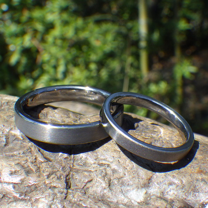 グラデーションの艶消し仕上げが美しい！タンタルの結婚指輪　Tantalum Rings