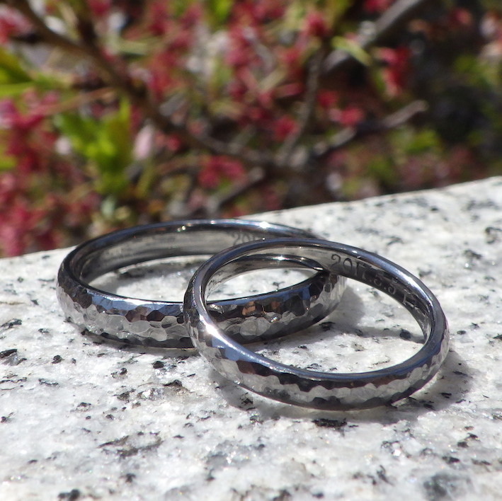 鎚目の雰囲気が美しい！タンタルの結婚指輪　Tantalum Rings