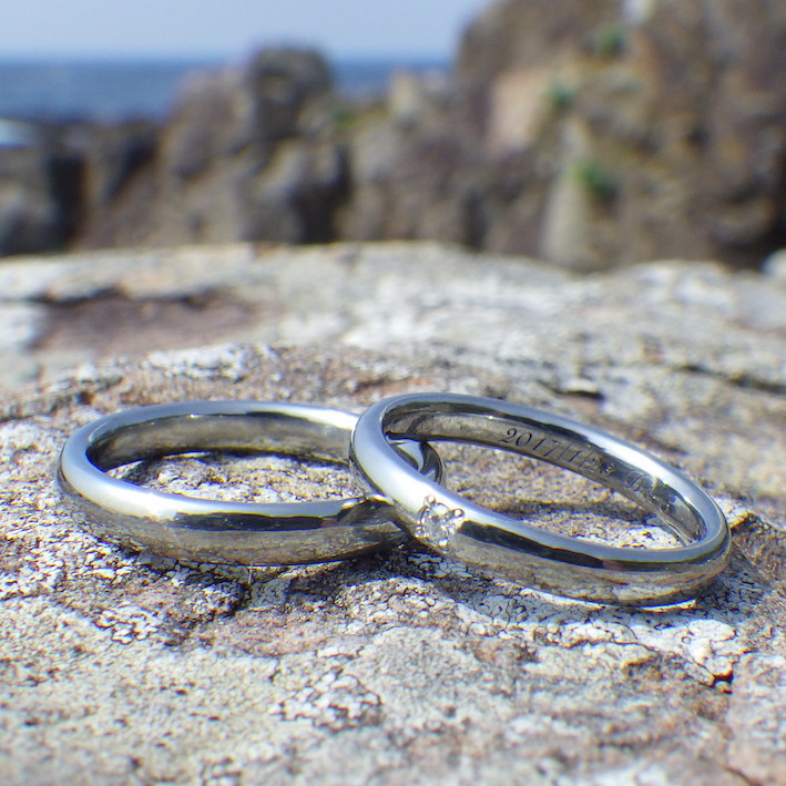 ダイヤモンドが一点輝くハフニウムの結婚指輪　Hafnium Rings