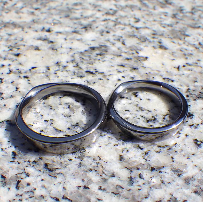 メビウスの輪のデザインをアレンジ・タンタルの結婚指輪　Tantalum Rings