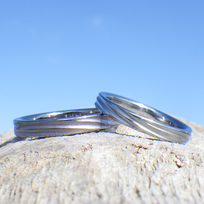 波の彫刻・タンタルとハフニウムの結婚指輪　 Tantalum & Hafnium Rings