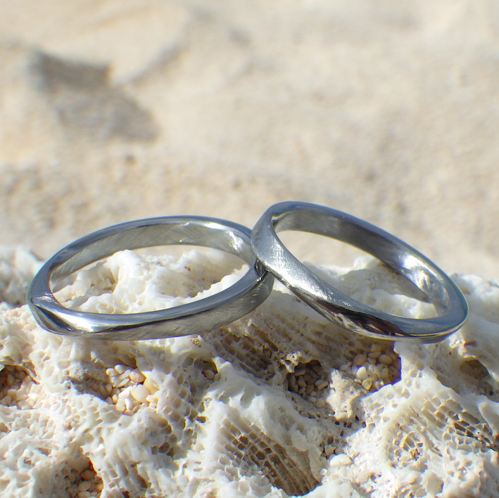 優しい着け心地！メビウスの輪のデザインのハフニウムの結婚指輪　Hafnium Rings