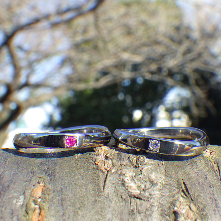 ダイヤモンドとルビーを石留めしたタンタルの結婚指輪　Tantalum Rings