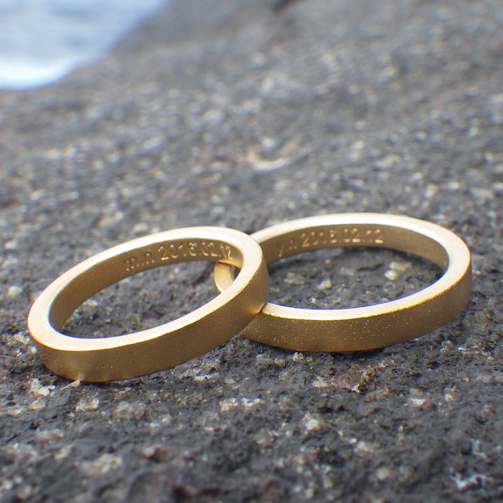 グラフィックデザイナーのおふたりが選んだ22金イエローゴールドの結婚指輪　22K Yellow Gold Rings