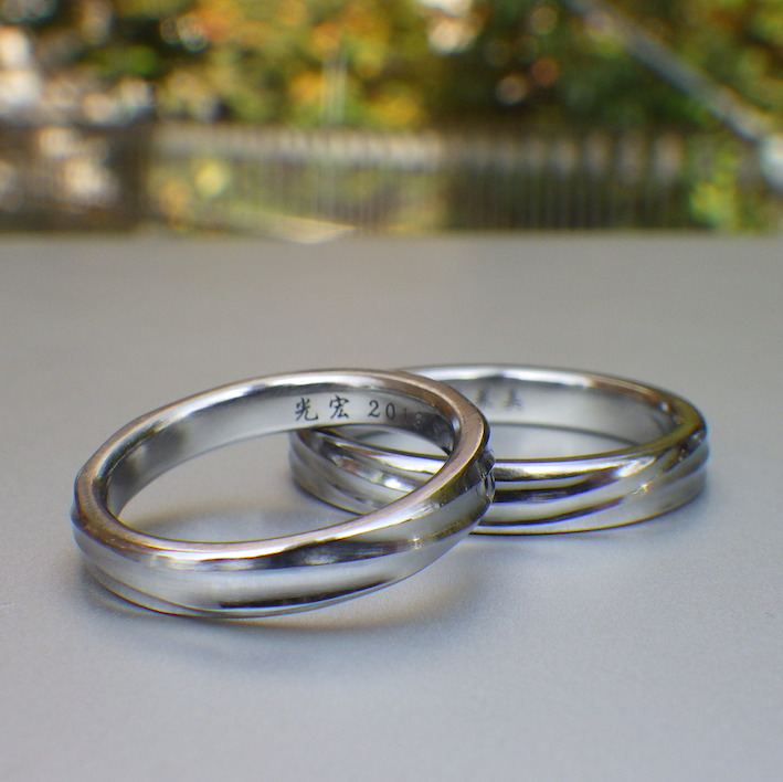 滔々と水が流れるような造形・ハフニウムの結婚指輪　Hafnium Rings
