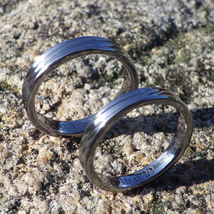 穏やかな波の彫刻・タンタルの結婚指輪　Tantalum Rings