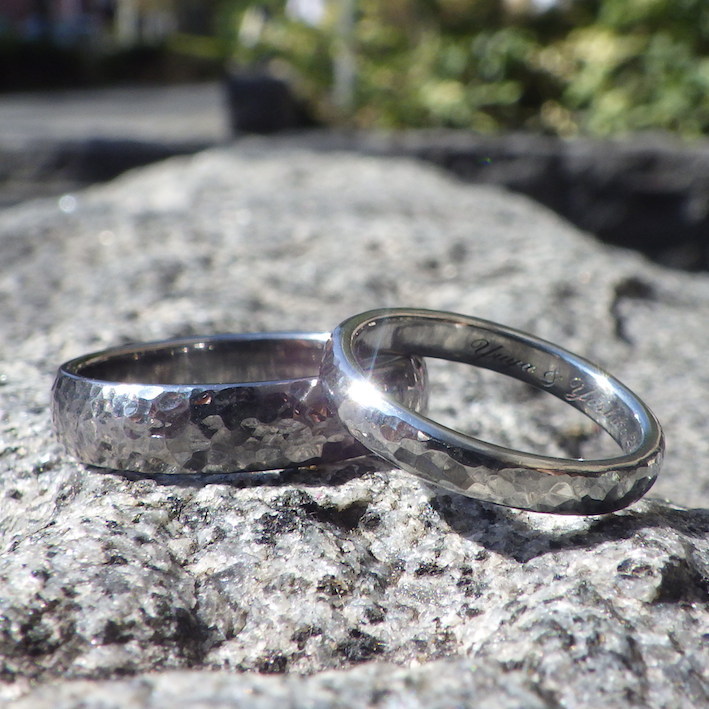 鎚目仕上げが輝く・タンタルとハフニウムの結婚指輪　Tantalum & Hafnium Rings