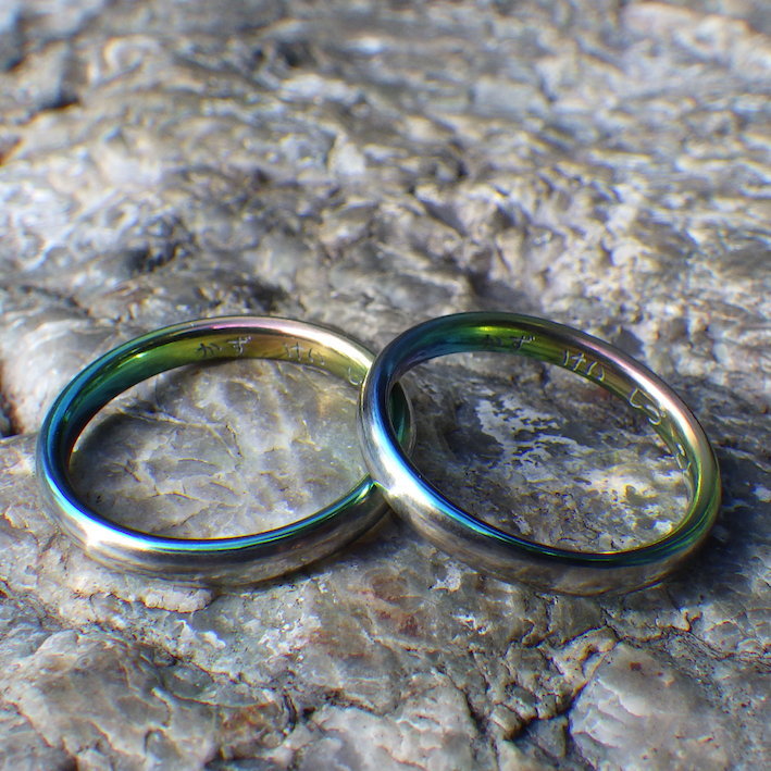 遊び心のある虹色に輝くジルコニウムの結婚指輪　Zirconium Rings