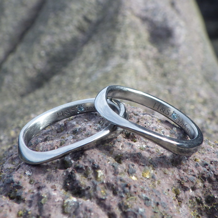 リング内側にブルーダイヤモンドを石留め・ハフニウムの結婚指輪　Hafnium Rings