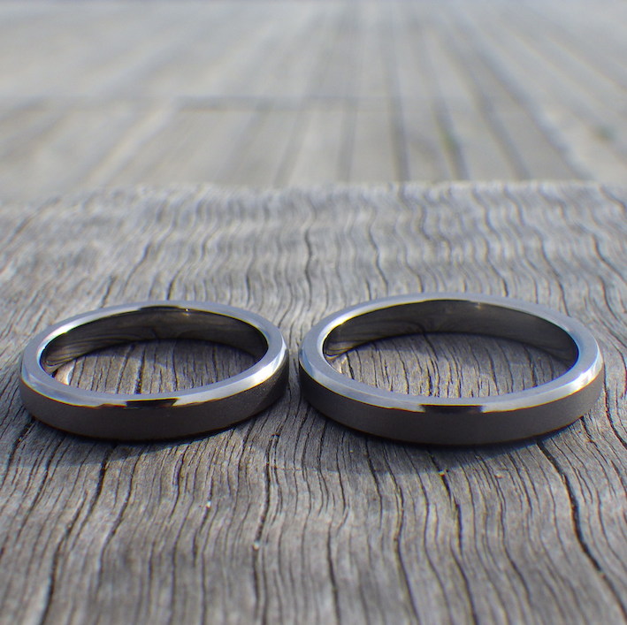 シャープな面取りの鏡面が美しいタンタルの結婚指輪　Tantalum Rings
