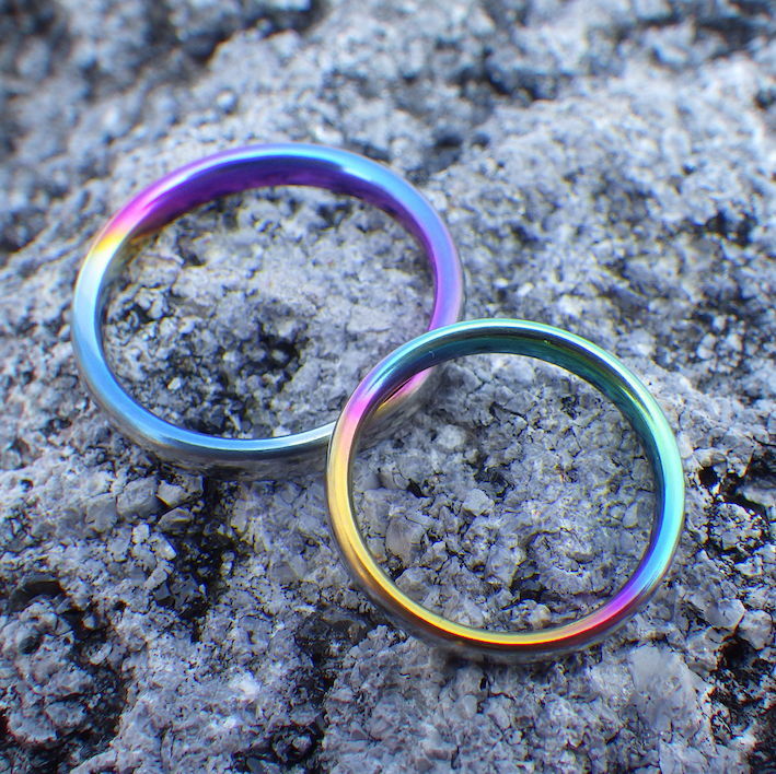 リングの内側に色とりどりのグラデーション・ジルコニウムの結婚指輪　Zirconium Rings