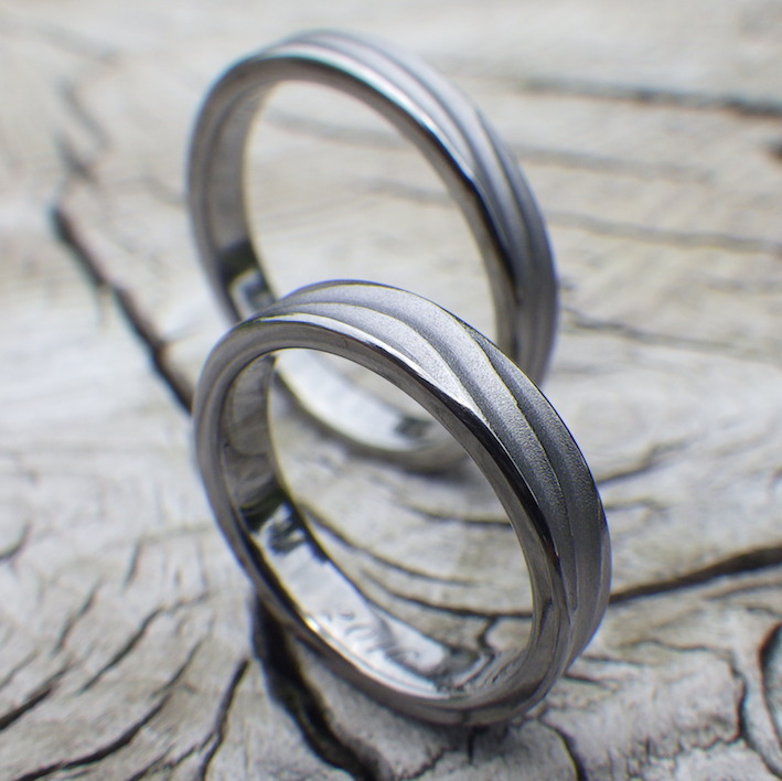 波の彫刻・金属アレルギーにならないタンタルの結婚指輪　Tantalum Rings