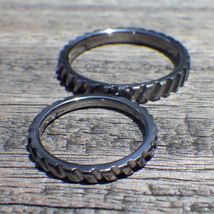 互いが噛み合う歯車をデザインに・タンタルの結婚指輪　Tantalum Rings