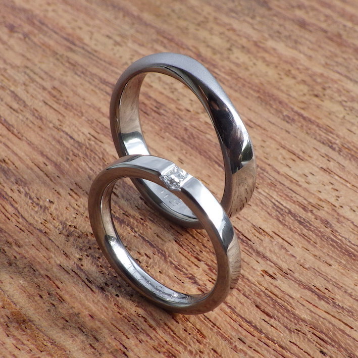 プリンセスハグセッティング・タンタルの結婚指輪　Tantalum Rings