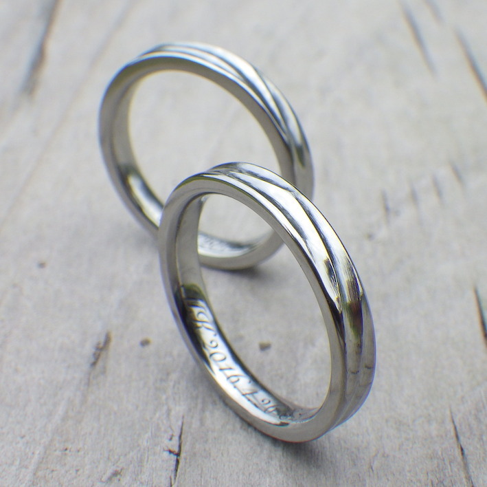 穏やかな湖面のような波の彫刻・ハフニウムの結婚指輪　Hafnium Rings