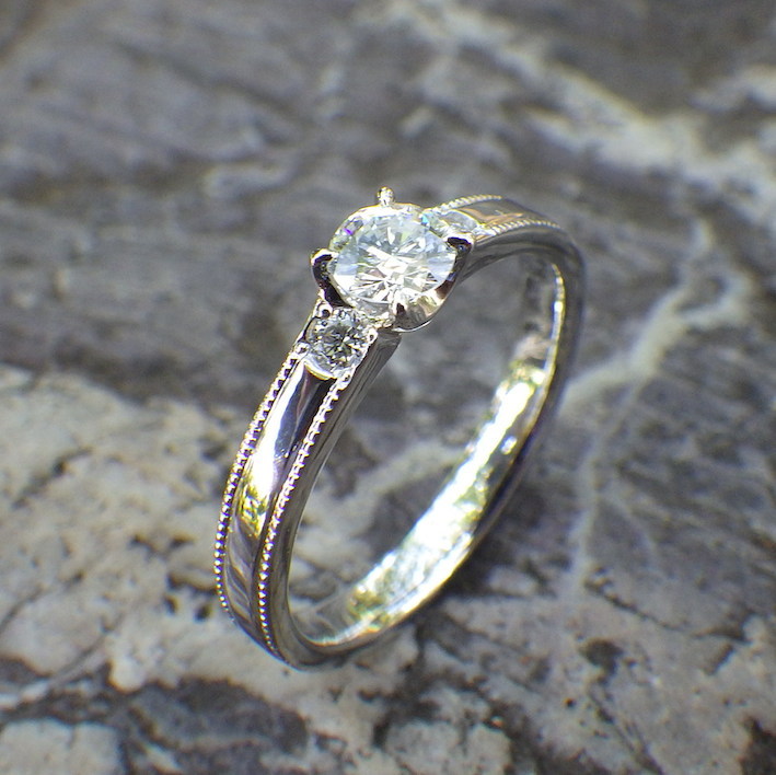 クラシカルなデザインを現代的に・4つヅメの婚約指輪　Iridium & Platinum Ring