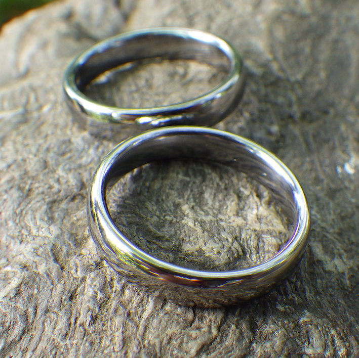 磨き上げたタンタルの美しい仕上がり・タンタルの結婚指輪　Tantalum Rings