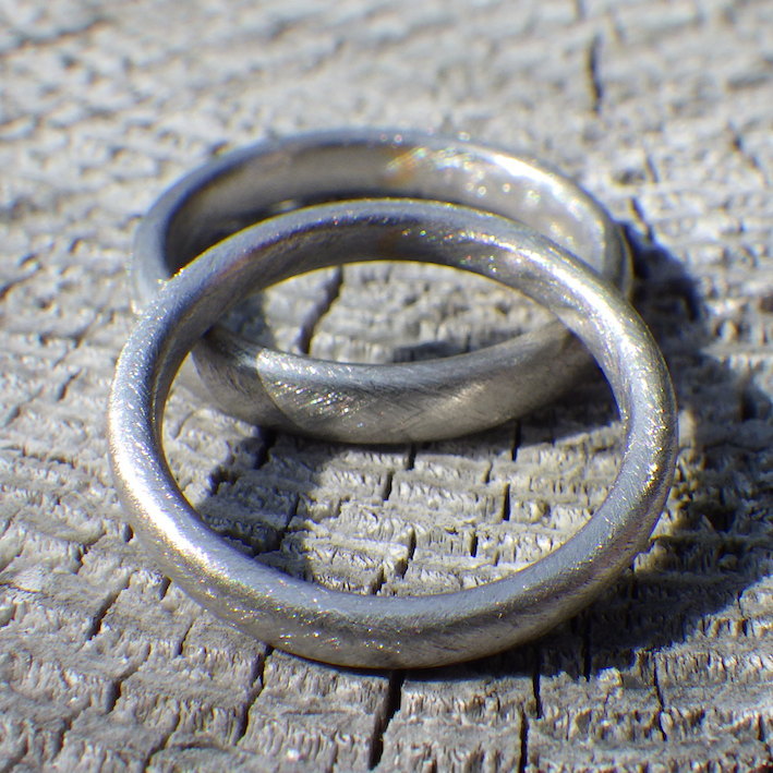 内周に三日月の金ロウ流し象嵌を施したプラチナの結婚指輪　Platinum Rings