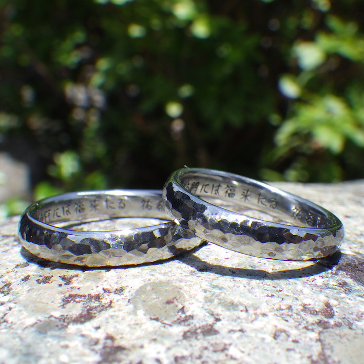 鎚目が美しく輝くハフニウムの結婚指輪　Hafnium Rimgs