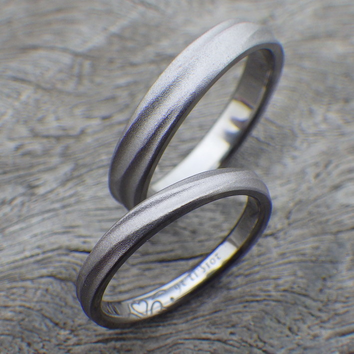 ぶつかり合い交わる波の彫刻・タンタルの結婚指輪　Tantalum Rings
