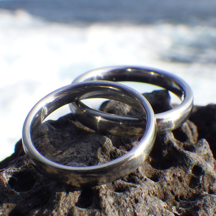 シンプルで快適な着け心地・ハフニウムの結婚指輪　Hafnium Rings