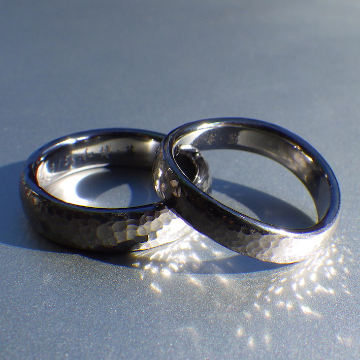 鎚目仕上げが美しいタンタルの結婚指輪　Tantalum Rings