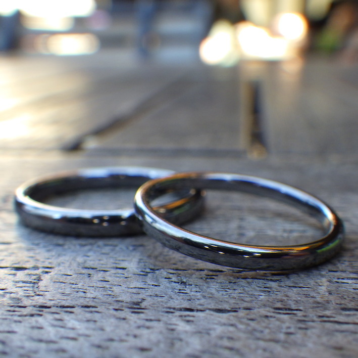 細身でシンプルながらも存在感のあるタンタルの結婚指輪　Tantalum Rings