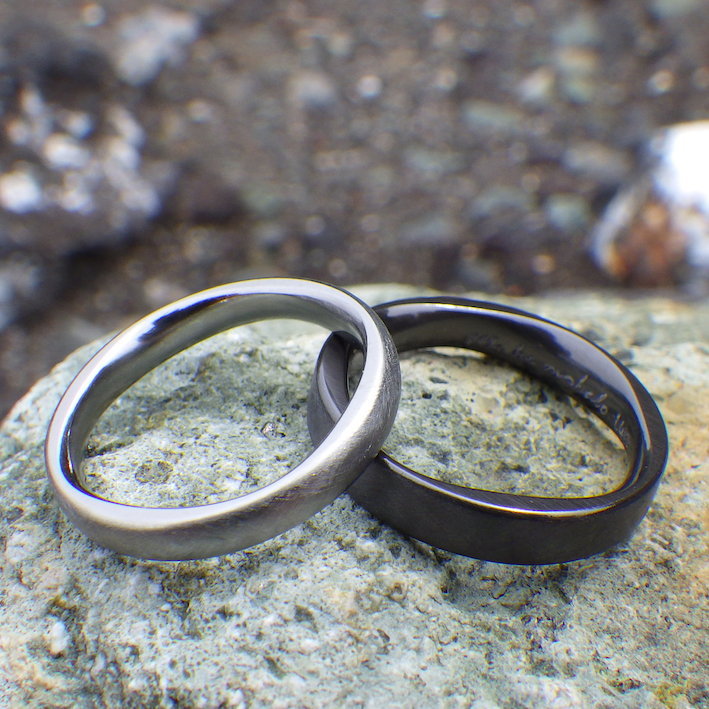 ８枚花弁のデザイン・ジルコニウムとハフニウムの結婚指輪　Zirconium & Hafnium Rings