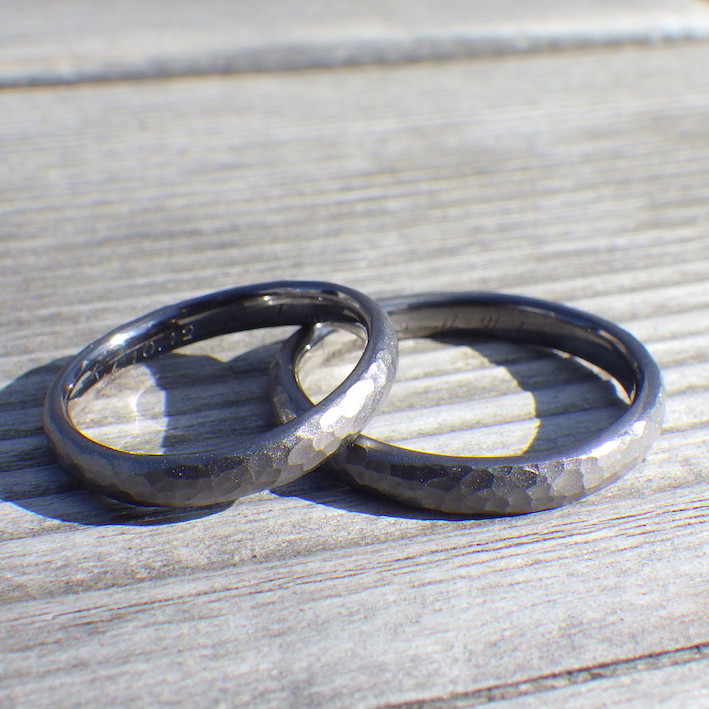 鎚目加工にサンドブラストを重ねた落ち着いた雰囲気・タンタルの結婚指輪