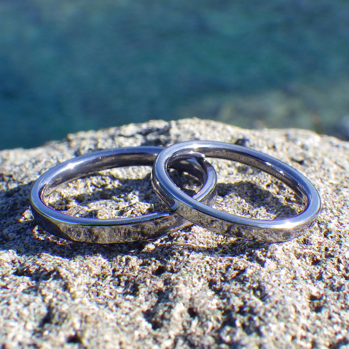 冷間鍛造による張りのある質感・タンタルの結婚指輪　Tantalum Rings